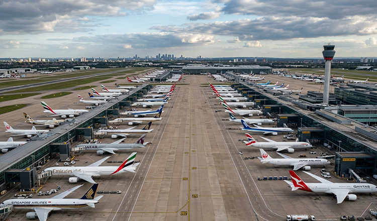 Airline Stocks Decline Amid Travel Disruptions and Rising Oil Prices from US-Iran Tensions